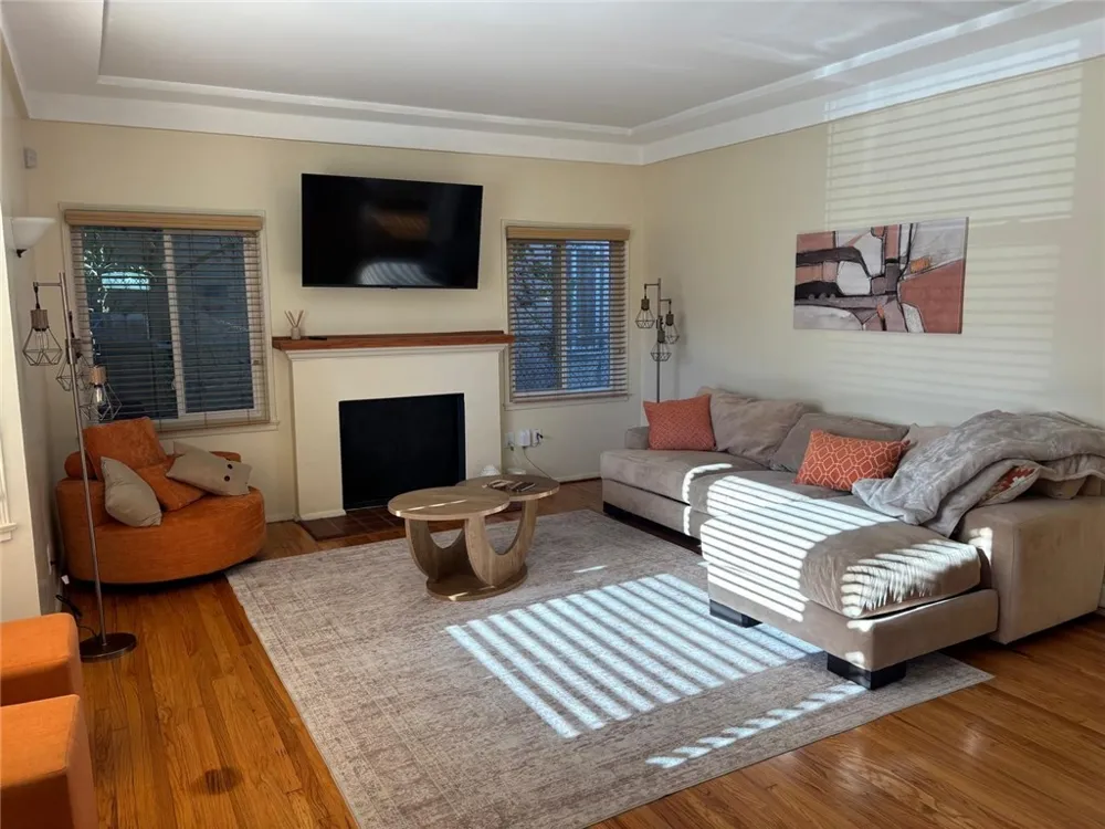 4228 8th Avenue Los Angeles, CA 90008