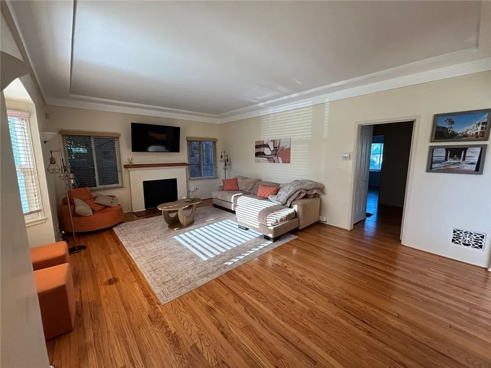 4228 8th Avenue Los Angeles, CA 90008