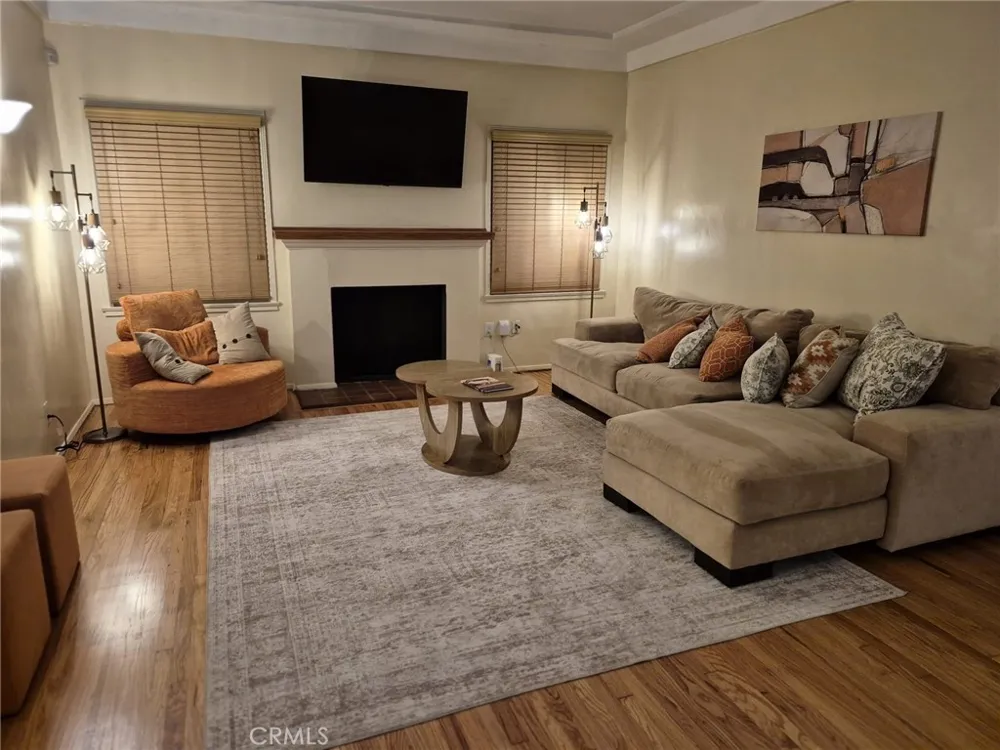 4228 8th Avenue Los Angeles, CA 90008