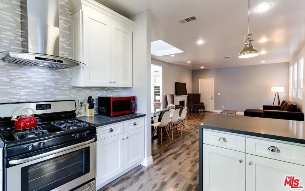 16001 WYANDOTTE STREET Van Nuys, CA 91406