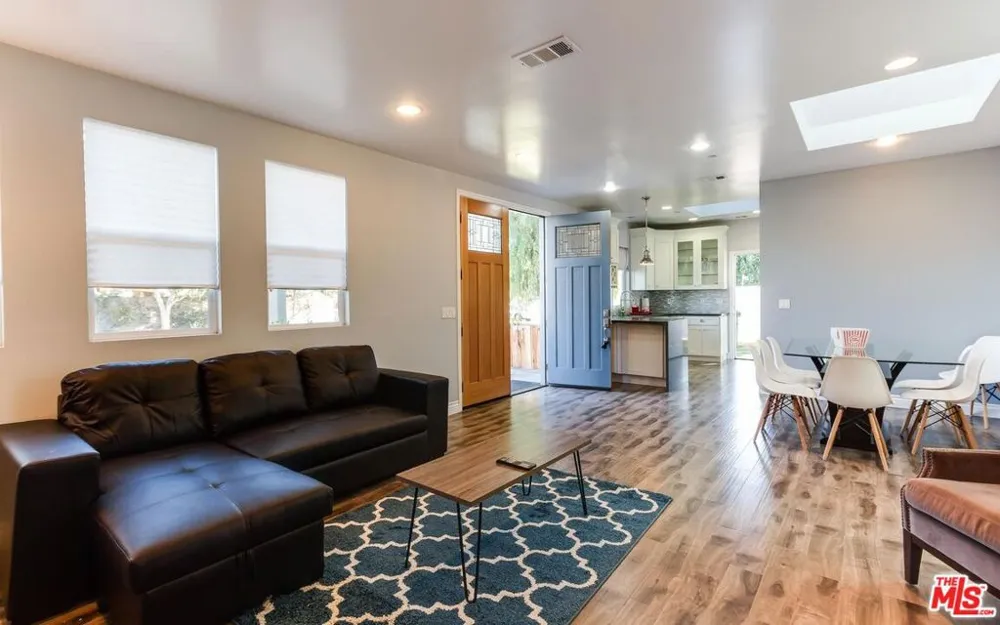 16001 WYANDOTTE STREET Van Nuys, CA 91406
