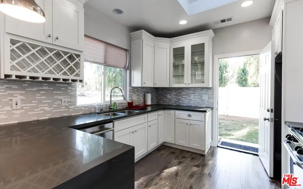 16001 WYANDOTTE STREET Van Nuys, CA 91406