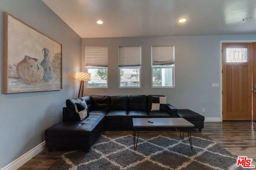 16001 WYANDOTTE STREET Van Nuys, CA 91406