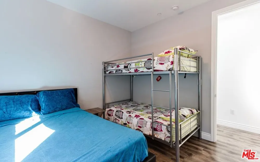 16001 WYANDOTTE STREET Van Nuys, CA 91406
