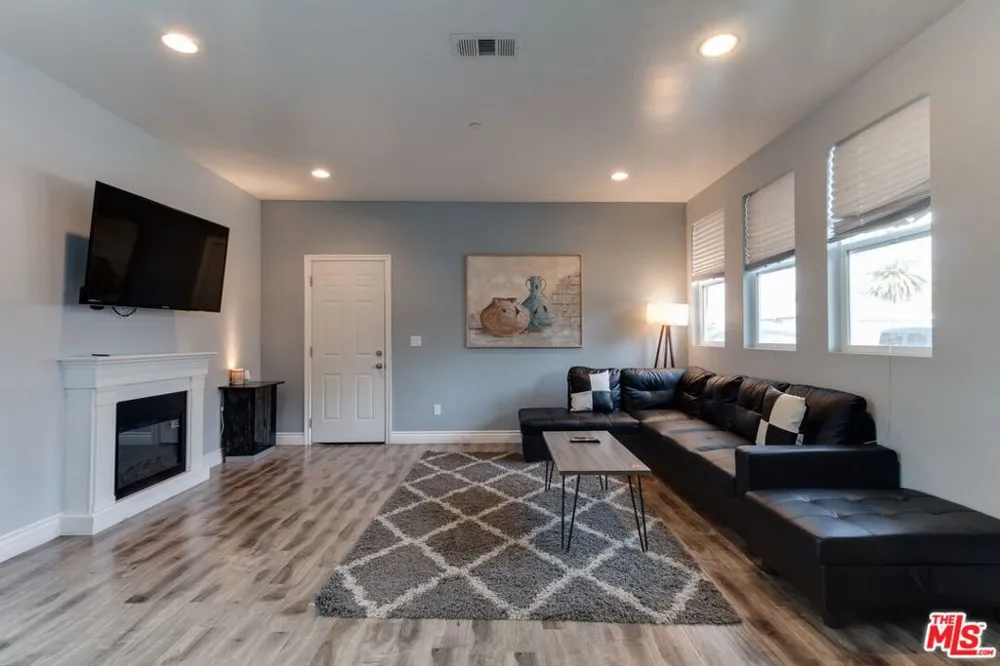 16001 WYANDOTTE STREET Van Nuys, CA 91406