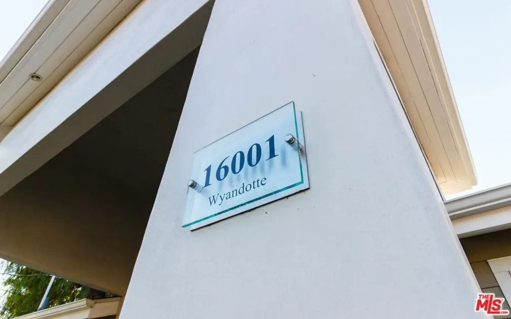 16001 WYANDOTTE STREET Van Nuys, CA 91406