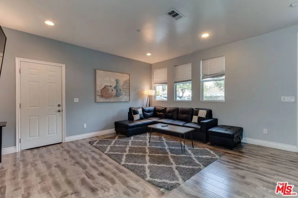 16001 WYANDOTTE STREET Van Nuys, CA 91406