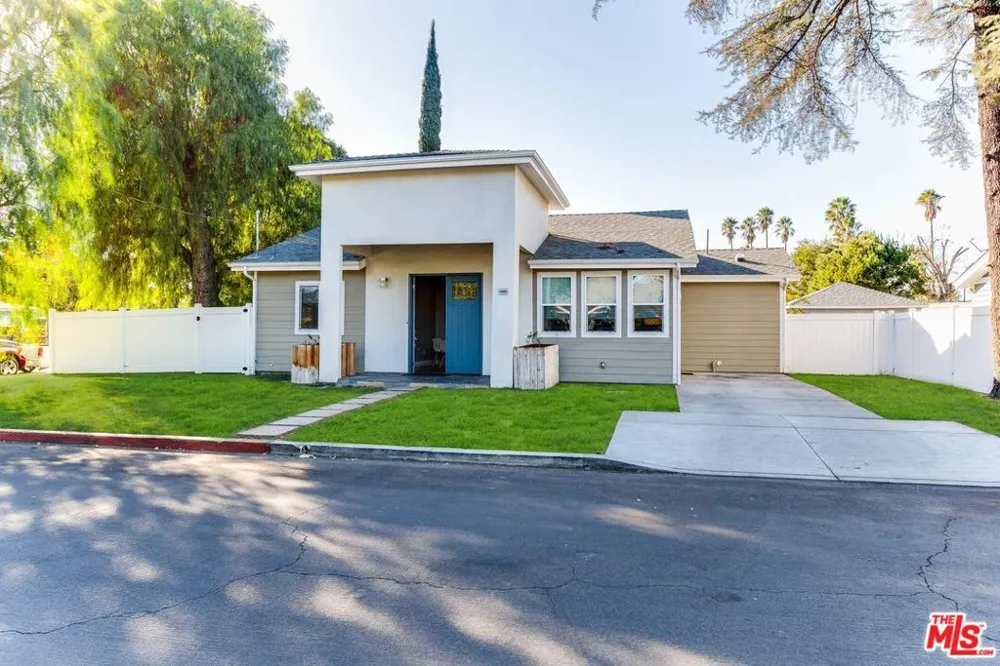 16001 WYANDOTTE STREET Van Nuys, CA 91406