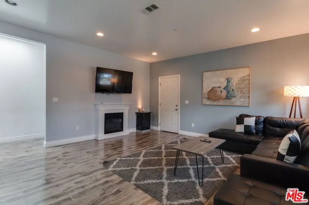 16001 WYANDOTTE STREET Van Nuys, CA 91406