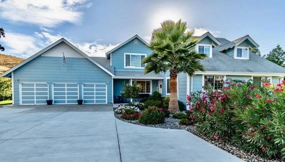 90 Adrian Dr Hollister, CA 95023