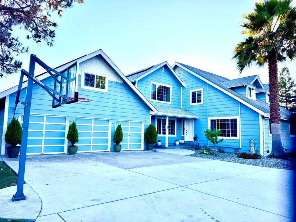 90 Adrian Dr Hollister, CA 95023