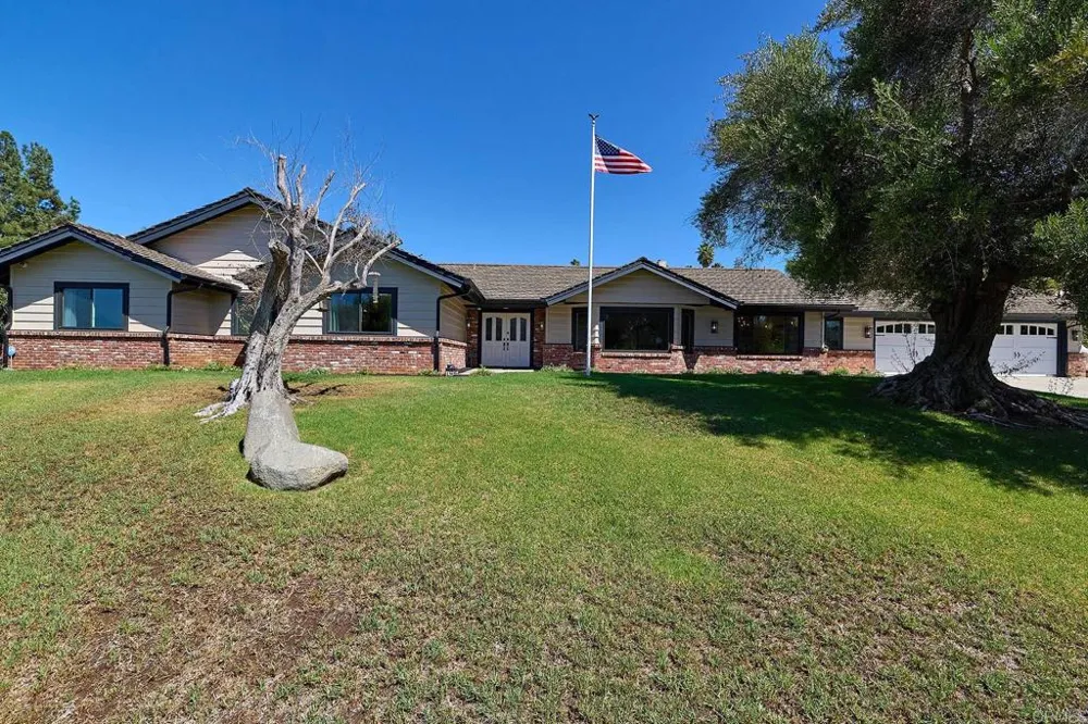 1598 Mesa Verde Drive Vista, CA 92084