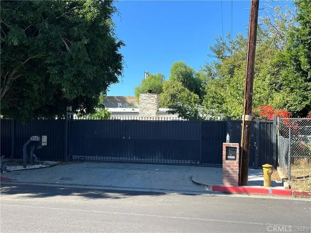 8561 orion av North Hills, CA 91343