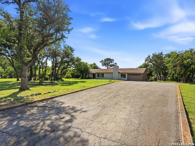 136 Royal Oaks Loop Kerrville, TX 78028
