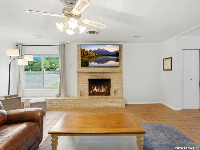 136 Royal Oaks Loop Kerrville, TX 78028