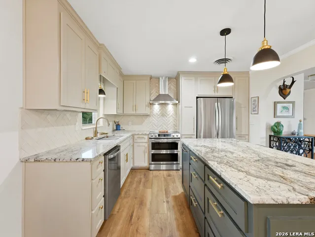 136 Royal Oaks Loop Kerrville, TX 78028