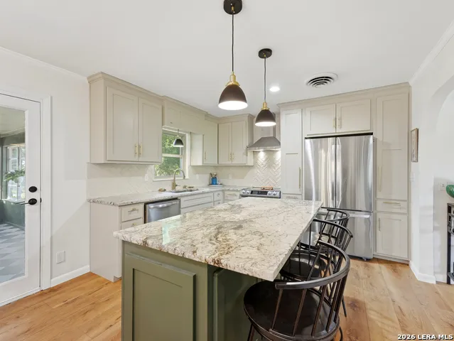 136 Royal Oaks Loop Kerrville, TX 78028