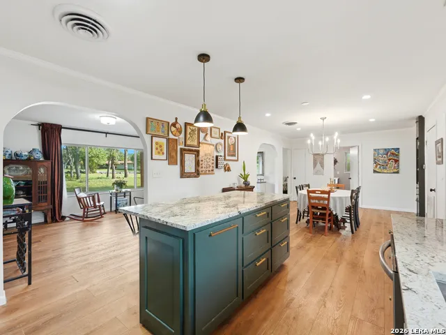 136 Royal Oaks Loop Kerrville, TX 78028