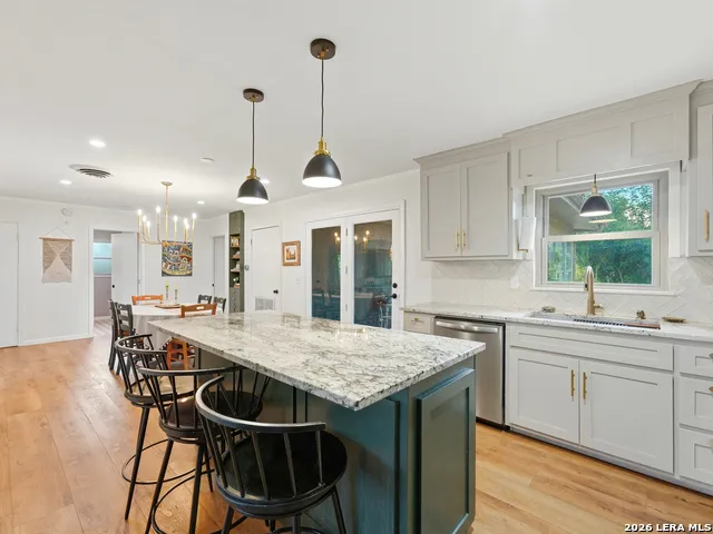 136 Royal Oaks Loop Kerrville, TX 78028