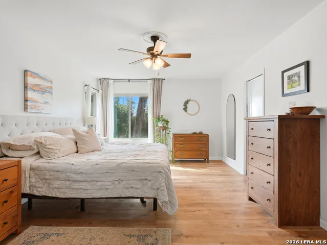 136 Royal Oaks Loop Kerrville, TX 78028