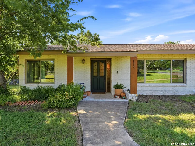 136 Royal Oaks Loop Kerrville, TX 78028