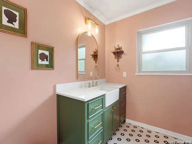 136 Royal Oaks Loop Kerrville, TX 78028