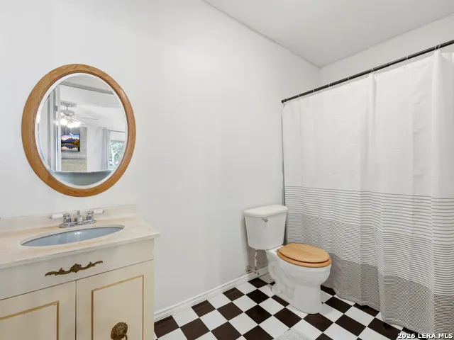 136 Royal Oaks Loop Kerrville, TX 78028