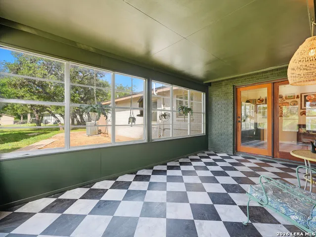 136 Royal Oaks Loop Kerrville, TX 78028