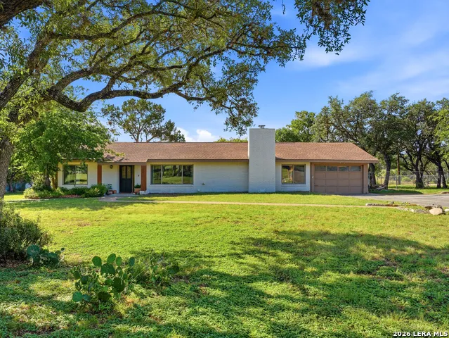 136 Royal Oaks Loop Kerrville, TX 78028