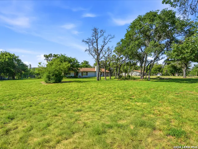 136 Royal Oaks Loop Kerrville, TX 78028