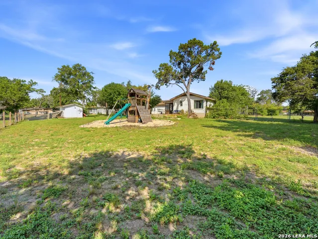 136 Royal Oaks Loop Kerrville, TX 78028