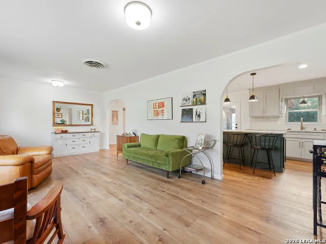 136 Royal Oaks Loop Kerrville, TX 78028