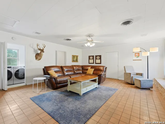 136 Royal Oaks Loop Kerrville, TX 78028