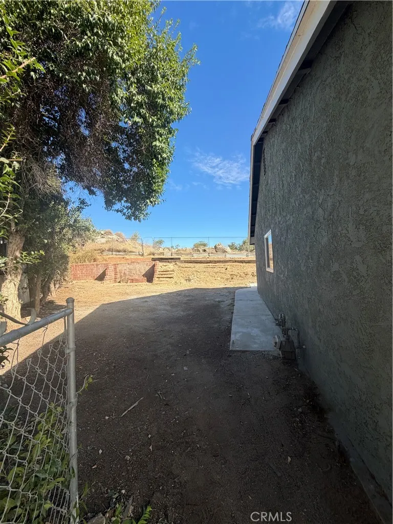 560 W 10th Street Perris, CA 92570