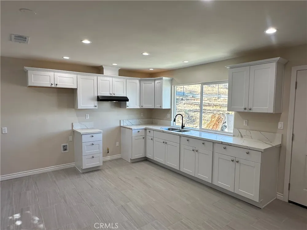 560 W 10th Street Perris, CA 92570