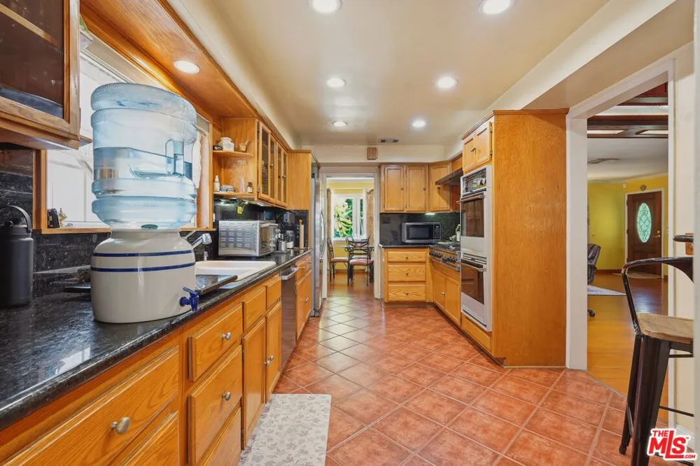 15719 Vose Street Los Angeles, CA 91406