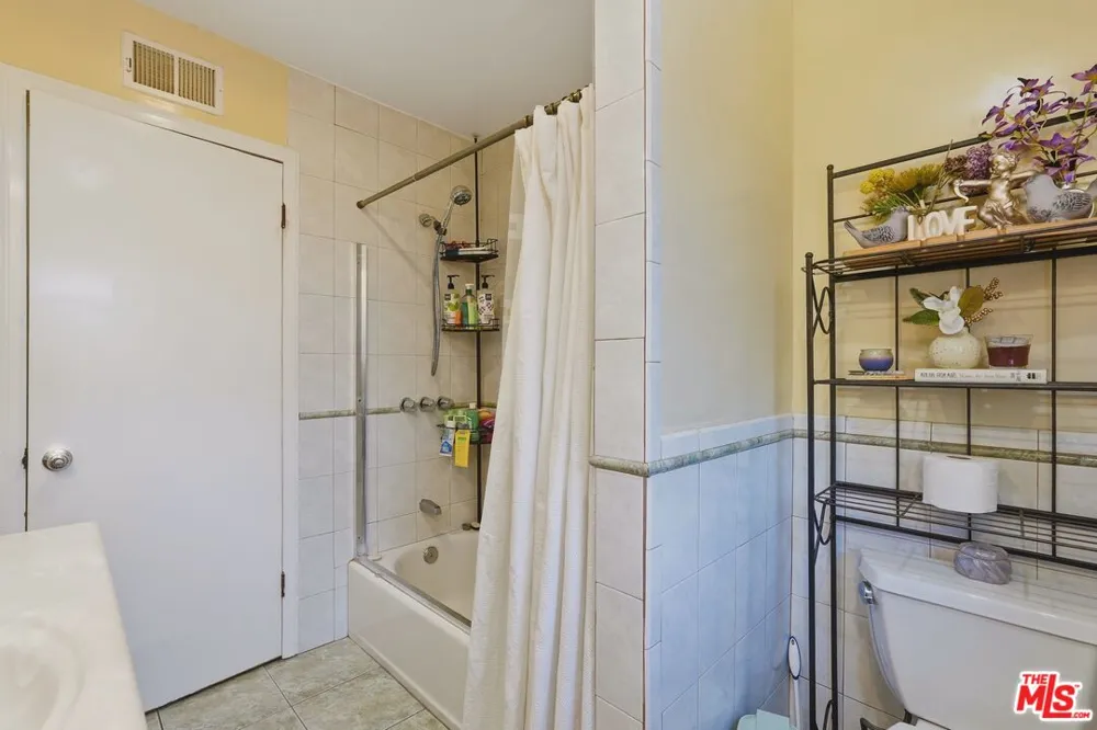 15719 Vose Street Los Angeles, CA 91406