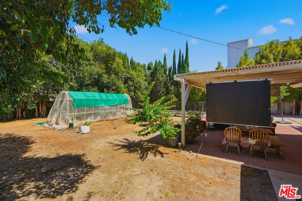 15719 Vose Street Los Angeles, CA 91406