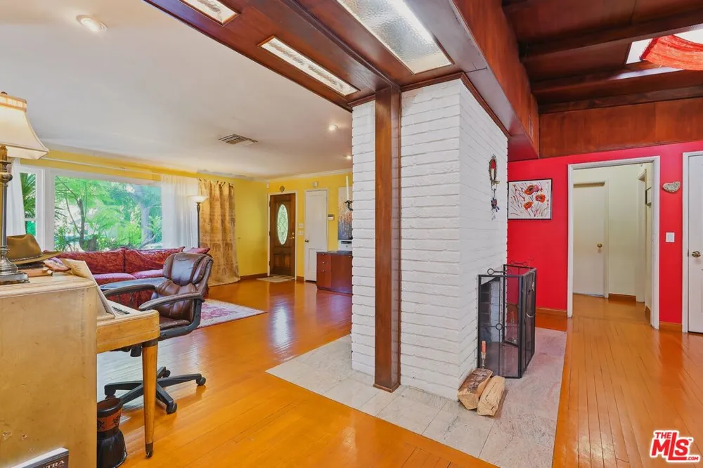 15719 Vose Street Los Angeles, CA 91406