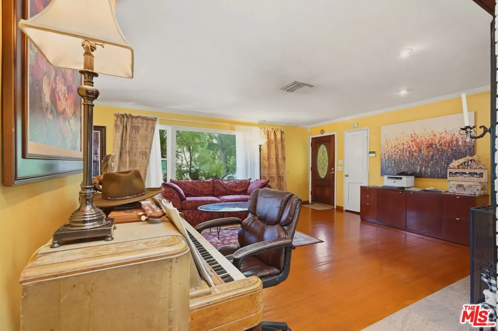 15719 Vose Street Los Angeles, CA 91406