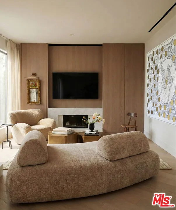 211 W Elm Court #23B Los Angeles, CA 90067