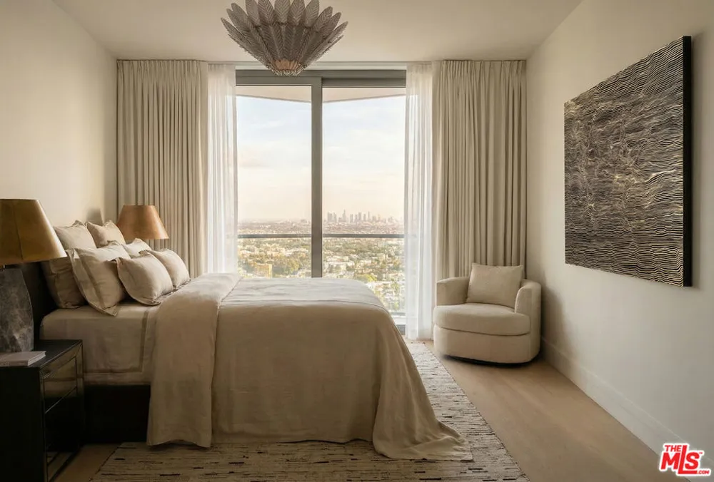 211 W Elm Court #23B Los Angeles, CA 90067