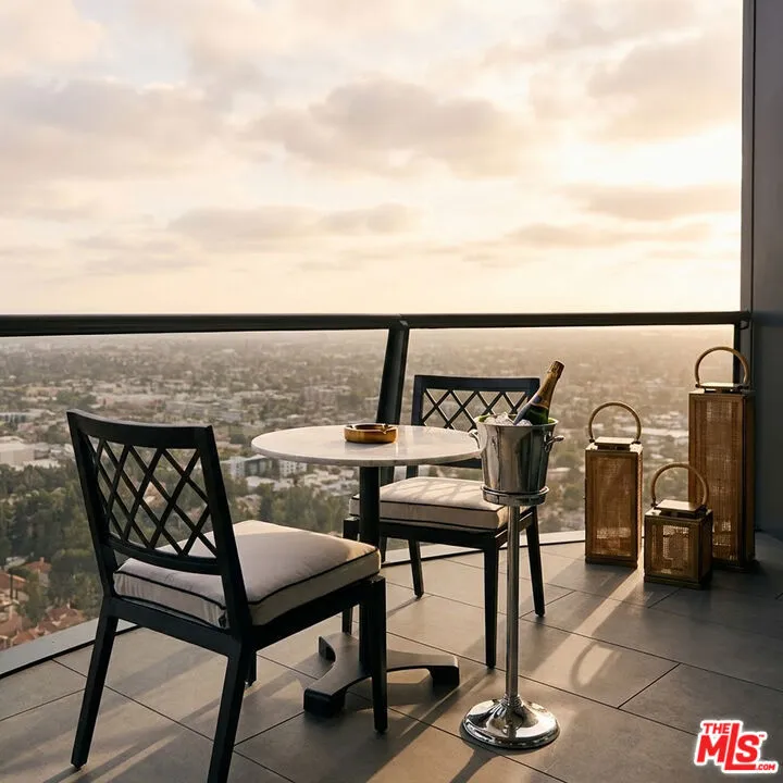 211 W Elm Court #23B Los Angeles, CA 90067