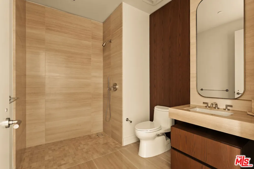 211 W Elm Court #29A Los Angeles, CA 90067
