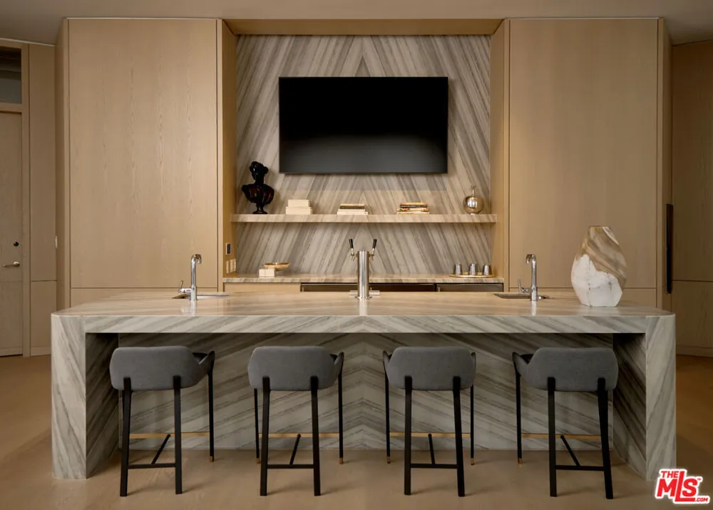 211 W Elm Court #29A Los Angeles, CA 90067