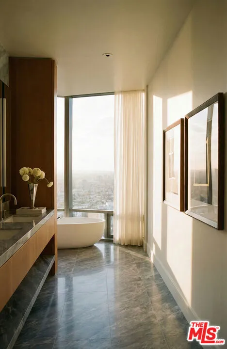 211 W Elm Court #34B Los Angeles, CA 90067