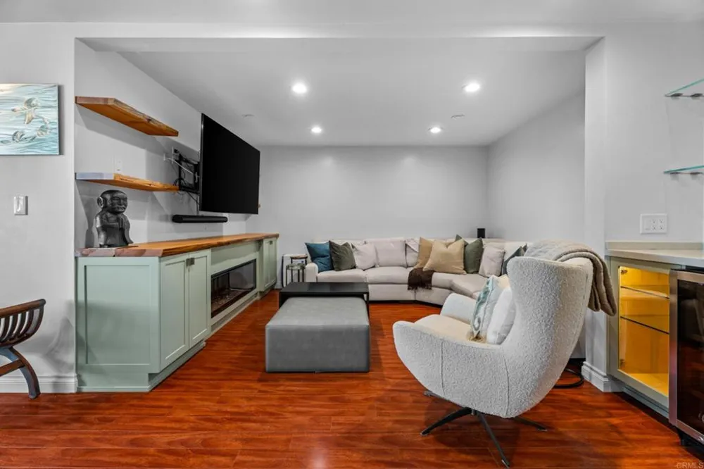 727 Sapphire Street #208 San Diego, CA 92109