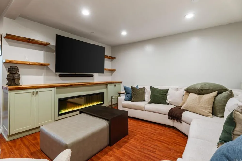 727 Sapphire Street #208 San Diego, CA 92109