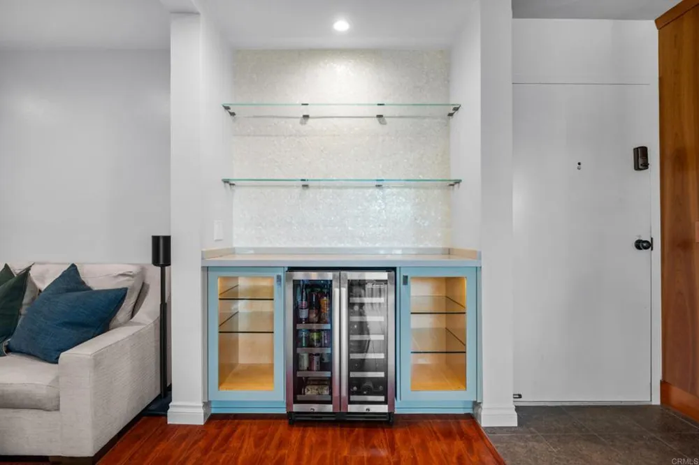 727 Sapphire Street #208 San Diego, CA 92109