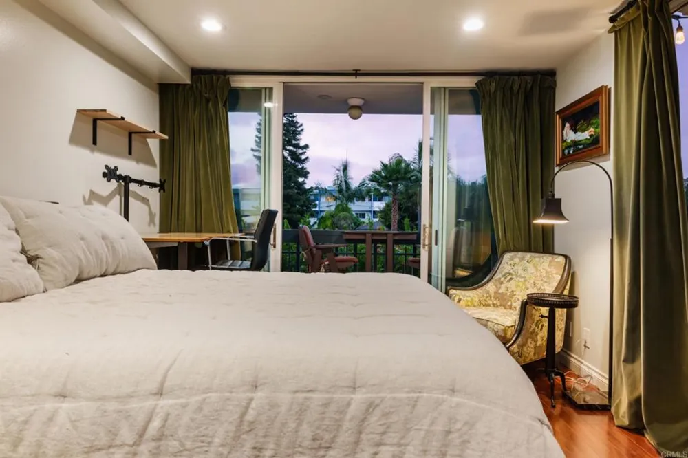 727 Sapphire Street #208 San Diego, CA 92109